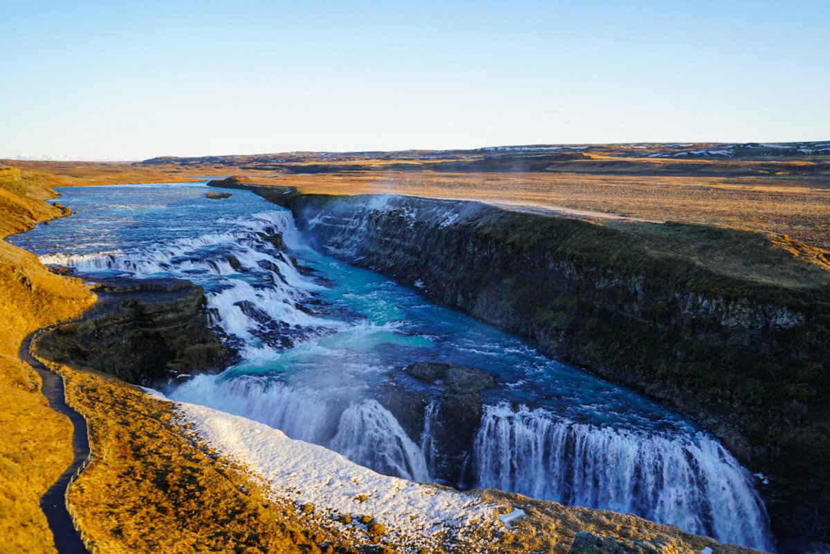 Zwischen der eisigen Schlucht und der Wasserfontäne