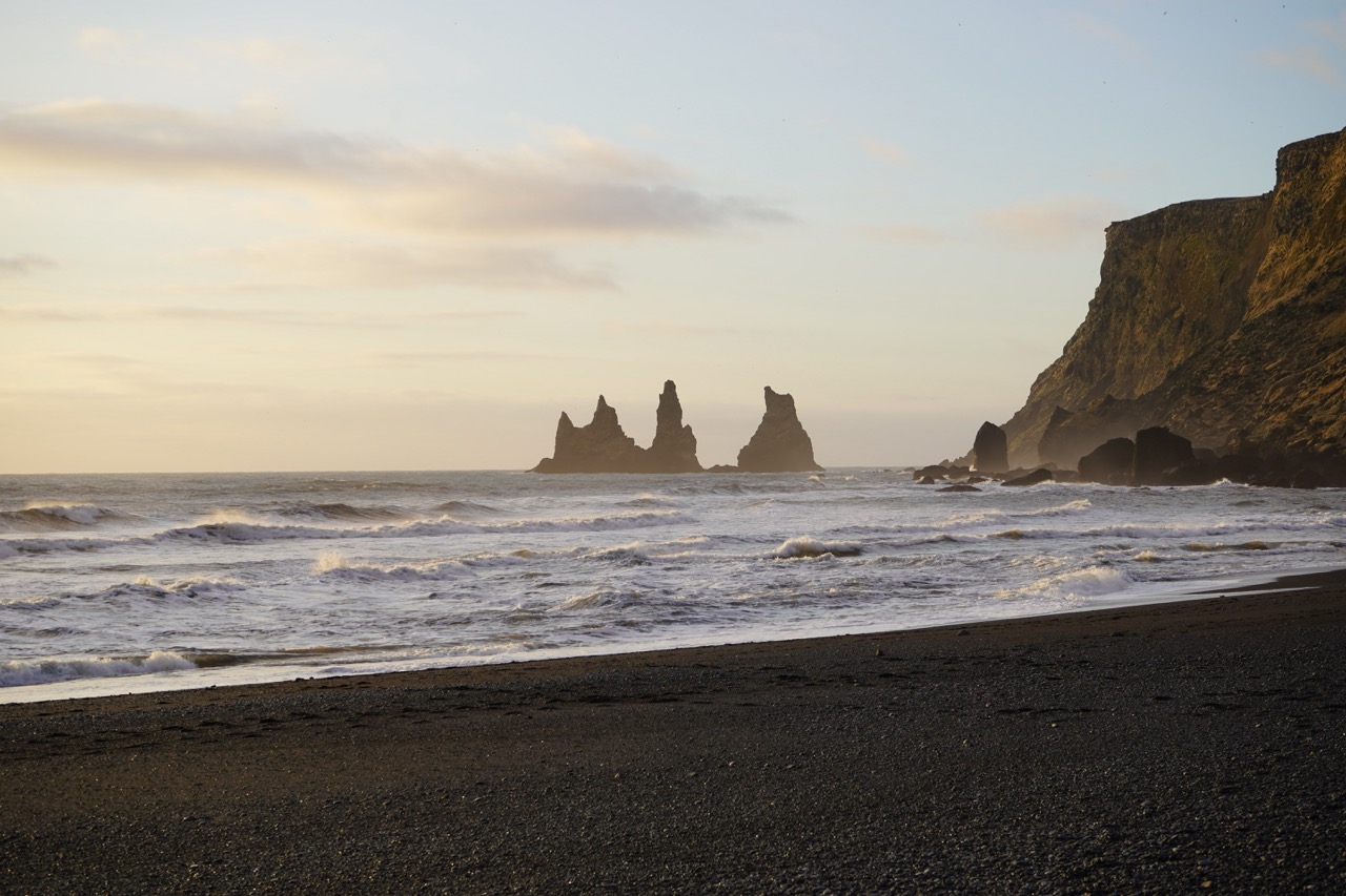 Schwarzer Sand und tobende Wasserfälle